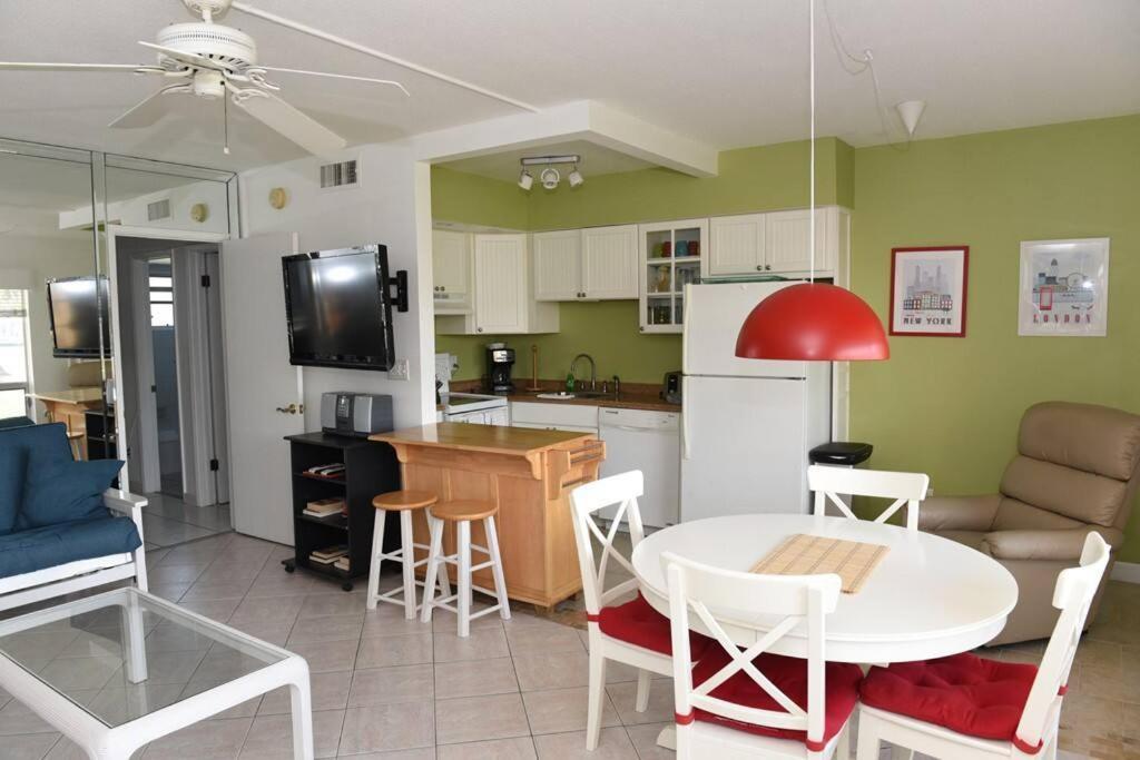 بومبانو بيتش Aloha Apartments On The Intracoastal-Walk To The Beach المظهر الخارجي الصورة