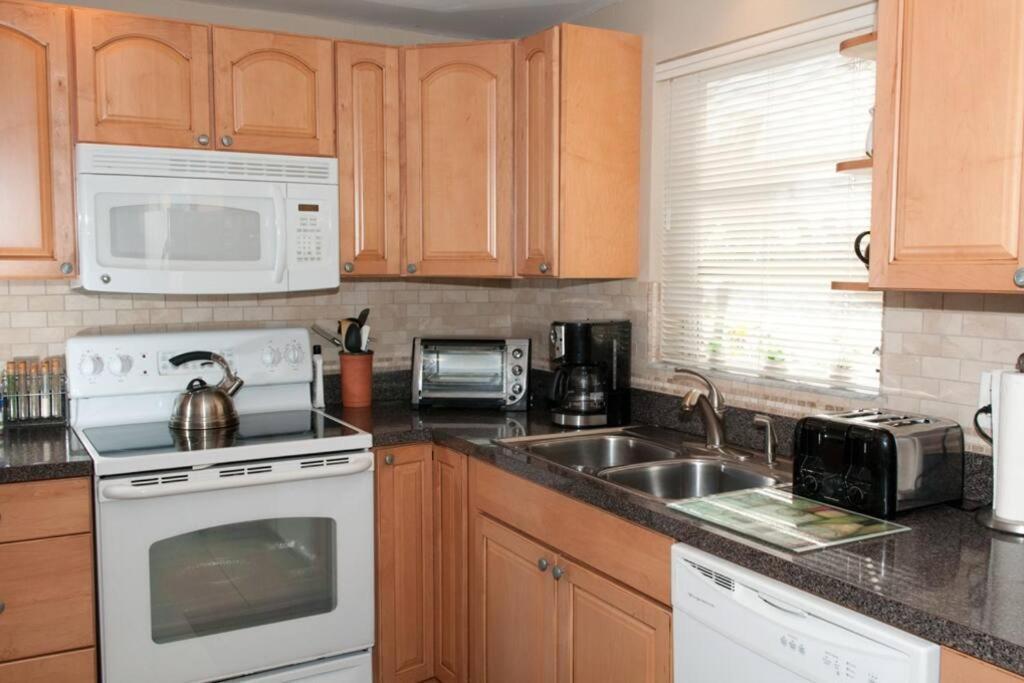 بومبانو بيتش Aloha Apartments On The Intracoastal-Walk To The Beach المظهر الخارجي الصورة